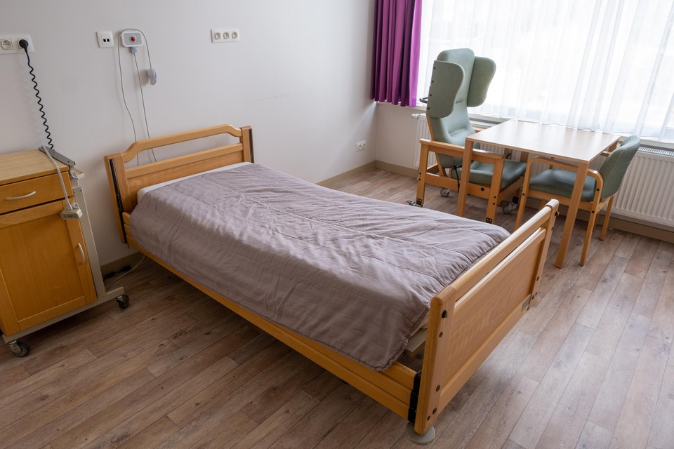 Een lege kamer in woonzorgcentrum Zonnewende in Aartselaar. Een op de vier kamers staat er leeg. 
