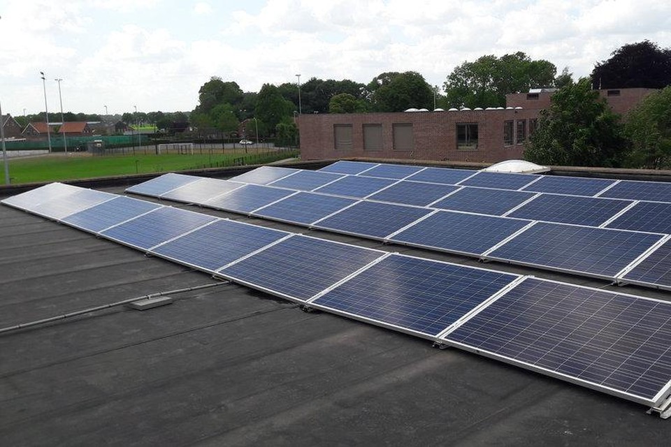 Op het dak van het gemeentehuis liggen zonnepanelen.