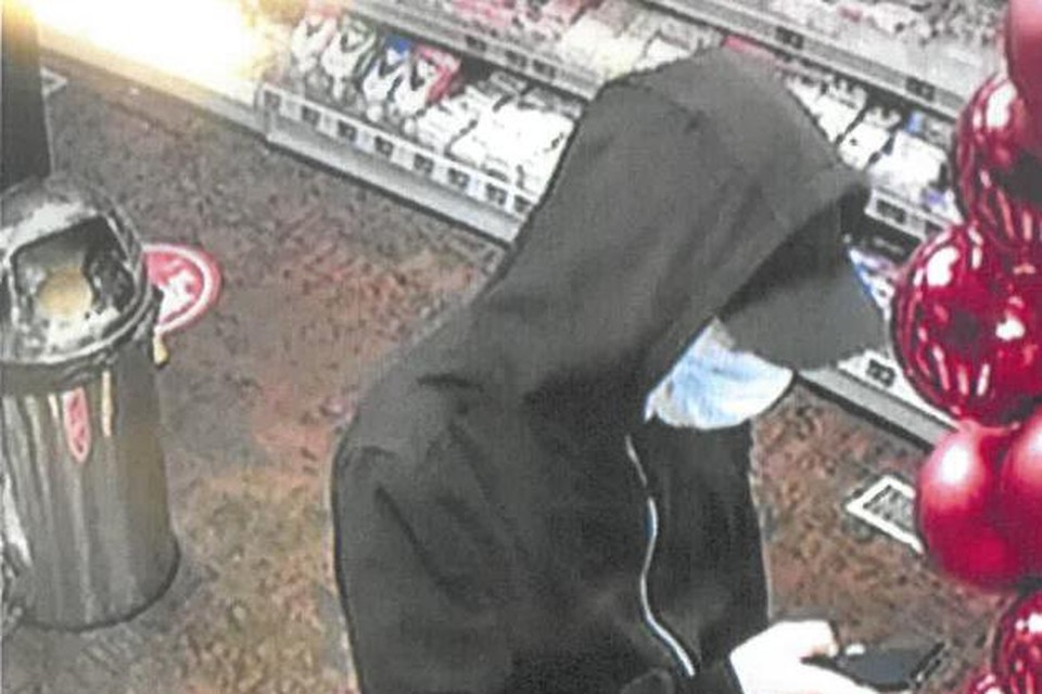 In Eindhoven werden met de gestolen bankkaart aankopen gedaan in een tankstation.