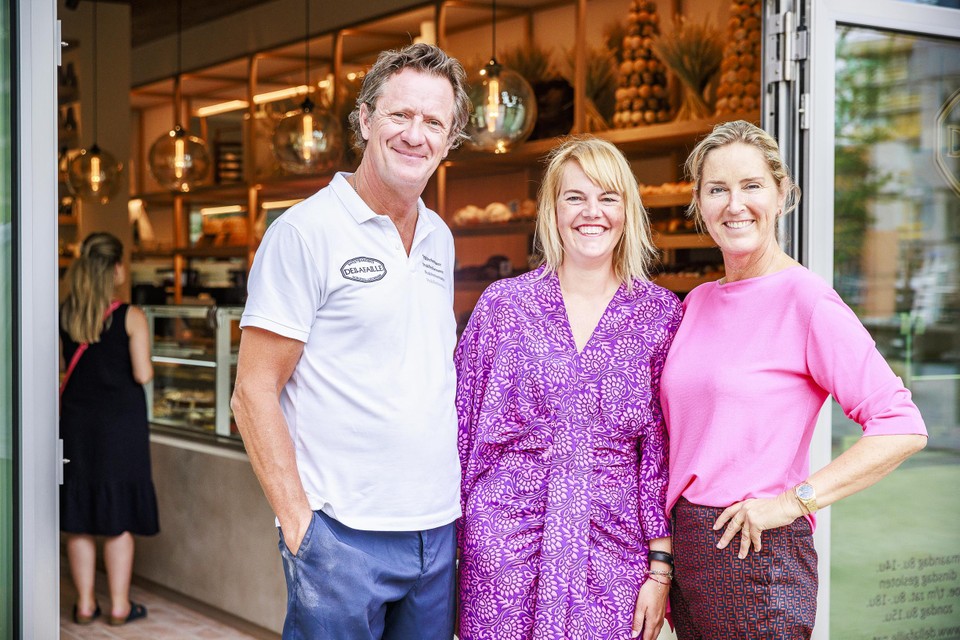 Jan Dellafaille met medezaakvoerder, echtgenote Nathalie Lootens en in hun midden Vanessa Roggeman, shopmanager van de bakkerij op het Panamarenkoplein.