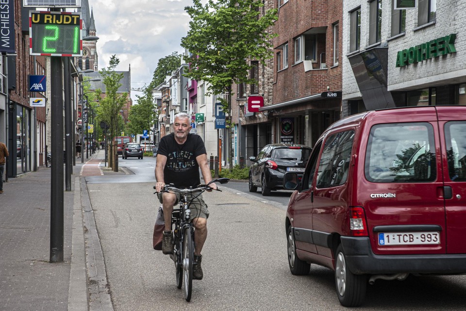 Automobilisten in de Vrijheid krijgen zo’n 50 meter vooraf op een bord te lezen hoe snel ze komen aangereden.