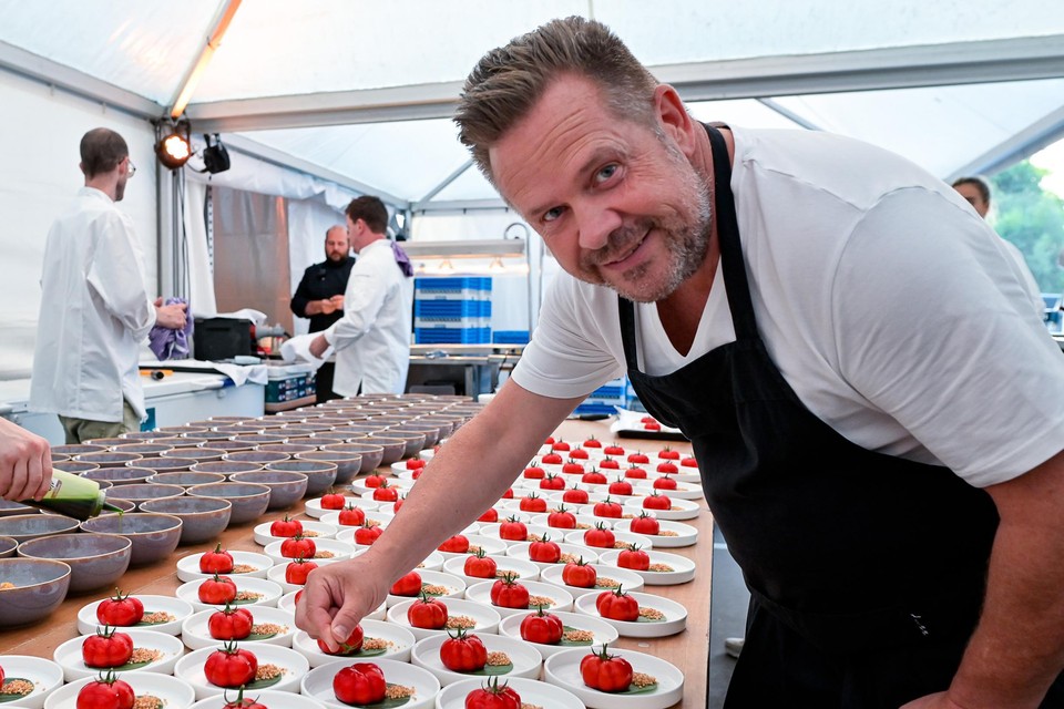 Roger Van Damme legt in zijn ‘veldkeuken’ de laatste hand aan zijn signatuurgerecht met tomaat en basilicum.  