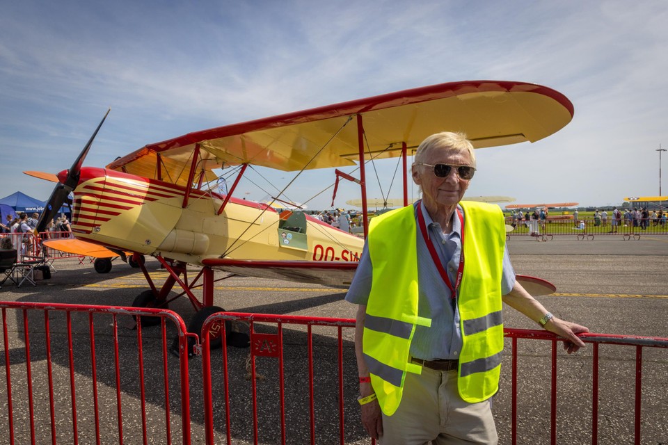 Piloot en oprichter van het Stampe en Vertongenmuseum Danny Cabooter, met op de achtergrond een SV.4