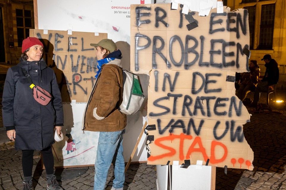 Een handvol kunststudenten van actiegroep For Future protesteerden bij aanvang van de raadscommissie op het Hendrik Conscienceplein. 