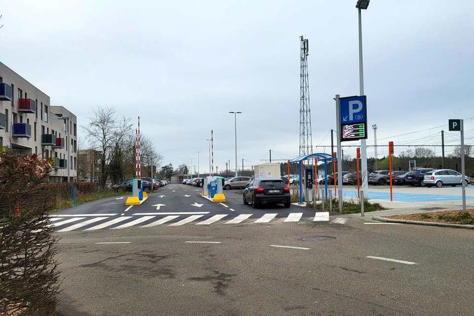 De slagbomen op de parking bij het Herentalse station staan nu nog permanent open, maar vanaf 30 mei gaan ze naar beneden.