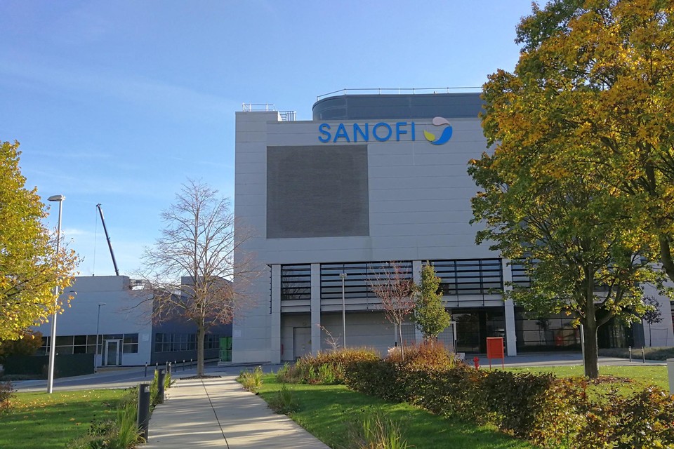 Het Franse farmaceutische bedrijf Sanofi in Geel sluit één maand lang de eigen parkeertoren.