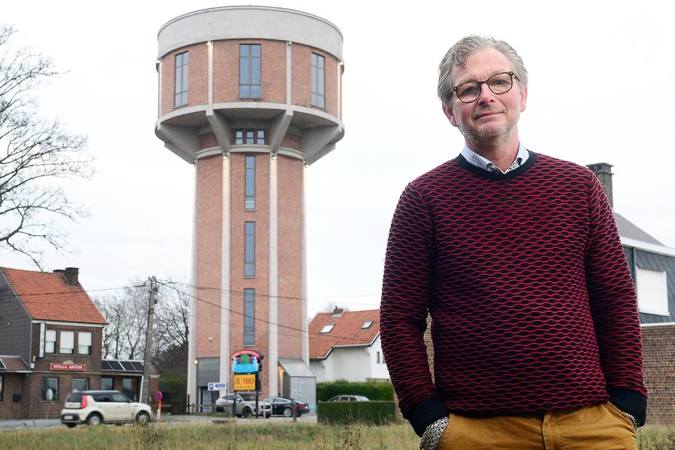 Ferdi Goovaerts bij de watertoren, waarvan de financiering hem grijze haren bezorgde. 