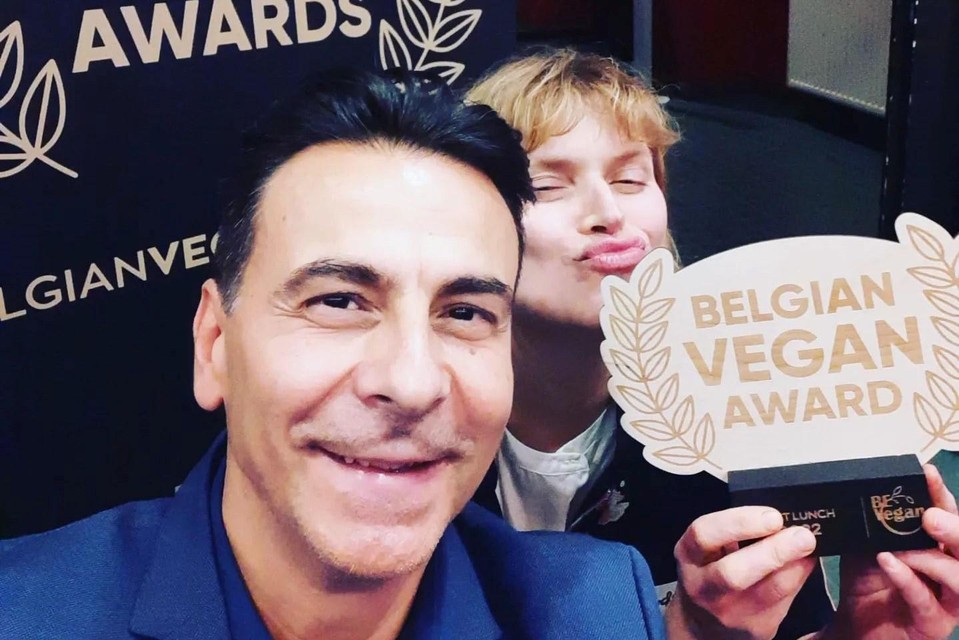 Razvan Masuri en Marjan Keijzer van Funky Jungle zijn in de wolken met hun Vegan Award.