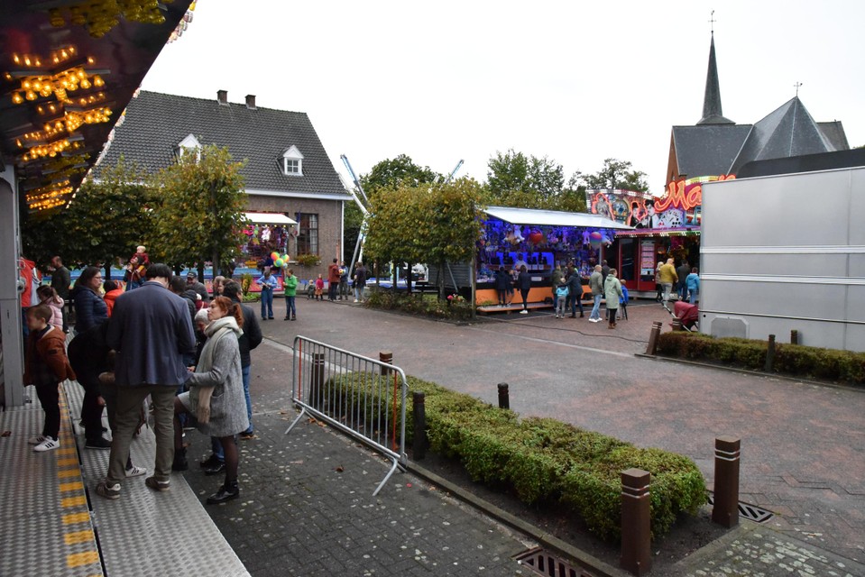 De kermis op zondag tussen de buien door.