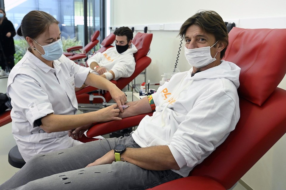 Het Rode Kruis zoekt mannen die in de voorbije twee maanden besmet waren met het coronavirus. 