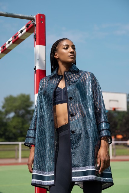 Denim top: Alexander McQueen via SN3, regenjas: Dior.