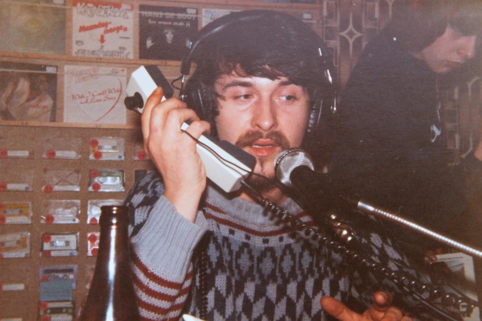 Rudi De Groof in de jaren 80 als presentator bij radio Zimmer. 