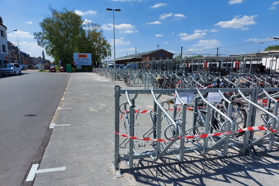 Een fietsenrek moet nog verwijderd worden.