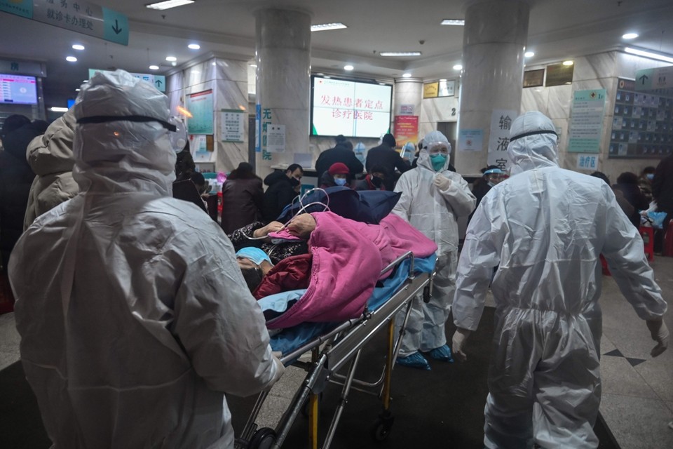 In het Red Cross Hospital in Wuhan wordt een zoveelste patiënt binnengedragen die getroffen is door het coronavirus. 