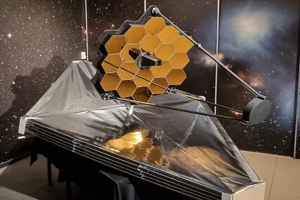Urania heeft een maquette van de James Webb Space Telescoop. 