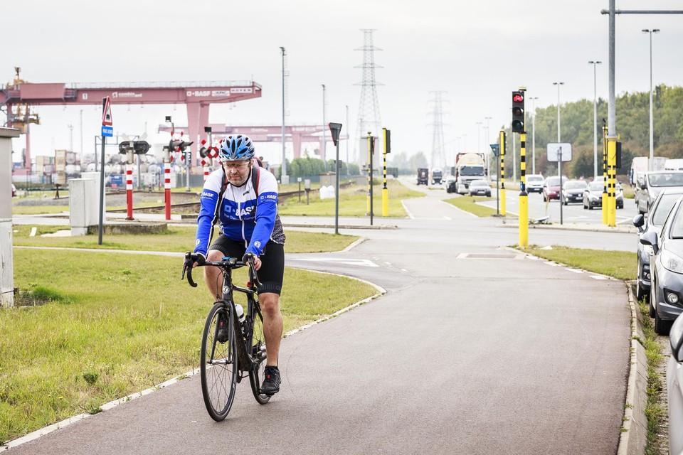 Deze man, in outfit van BASF, toont hoe het moet en fietst over de Scheldelaan.