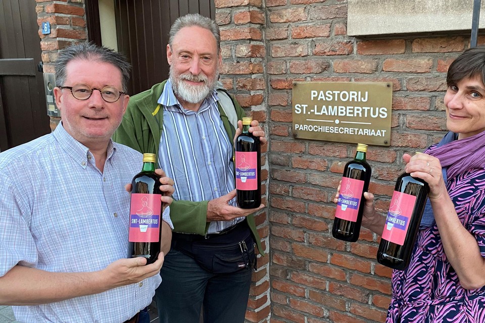 Bert Vandenbossche (links), André De Belie en Katia Hendrickx met het Sint-Lambertusdrèpke.