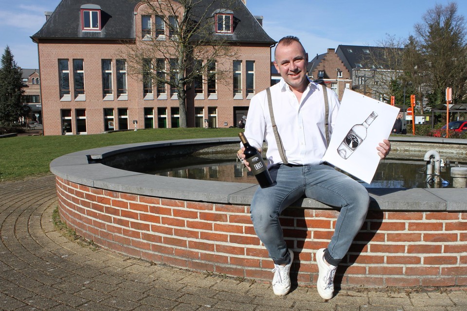 Bruno Van de Voorde met de papieren afbeelding die je moet zoeken.