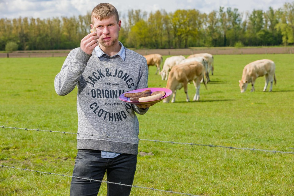 Wout Guldentops proeft een stukje vlees van zijn eigen koeien.