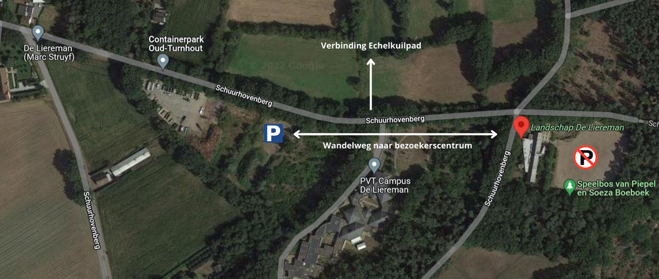 De parking is verbonden met het bezoekerscentrum door een wandelpad, doorsteken naar het Echelkuilpad kan ook. 