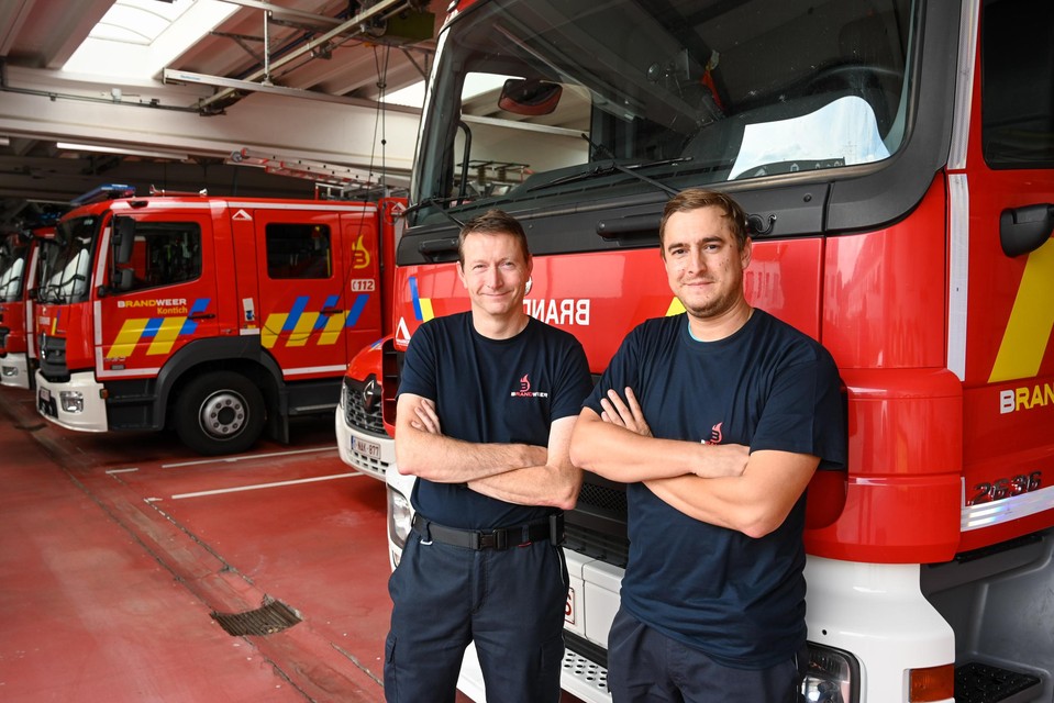 Dirk Van Nuffel en Tim Roothans in de brandweerkazerne van Kontich. 