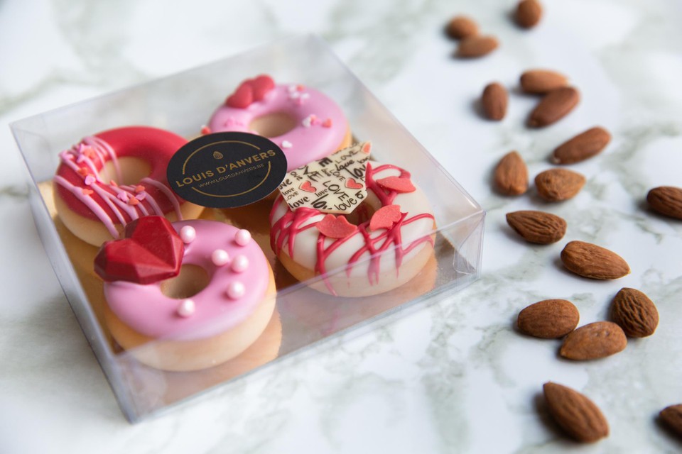 Deze marsepeinen donuts van Louis D’Anvers werden met liefde gemaakt