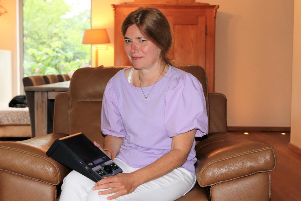 Kathleen Boogmans van Ommezien met een Webbox, dat mensen met leesproblematiek helpt.