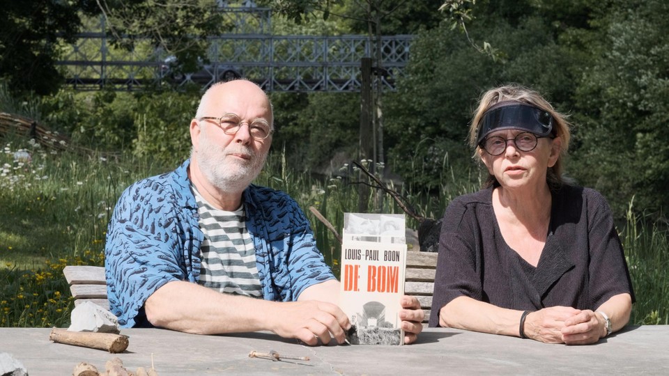 Regisseur Robbe De Hert keerde opnieuw naar de filmset van en signeerde Bert en Matty’s exemplaar van Louis Paul Boons verhaal over de opnames.