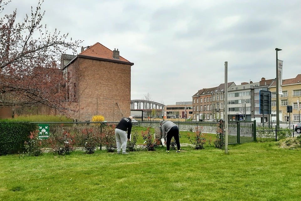 Twee bewoners van het Transitiehuis zijn aan het werk in de tuin van het Hof van Egmont.