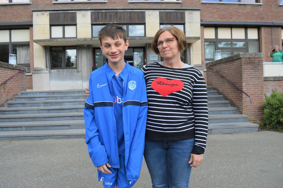 KRC Genk-superfan Kenzo in zijn favoriete sportoutfit samen met zijn mama Ann aan het Revalidatiecentrum voor Kinderen en Jongeren in Pulderbos.