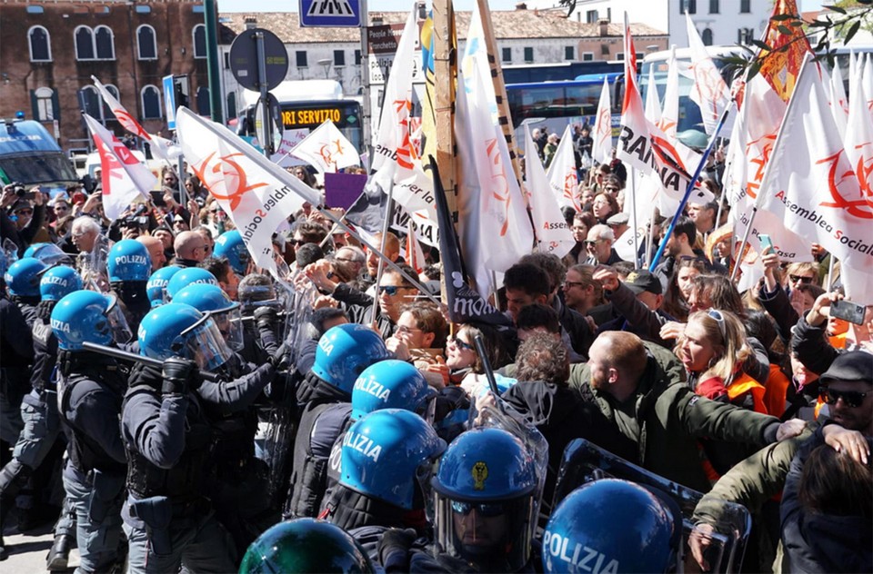 Een confrontatie tussen demonstranten en de oproerpolitie in Venetië.