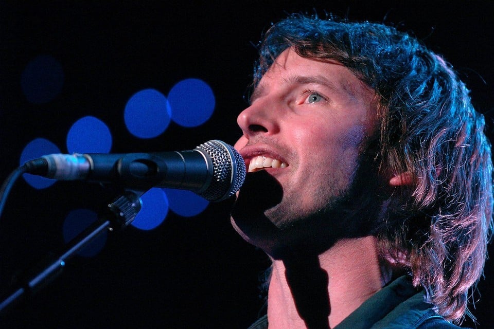 Na een coronabehandeling kreeg zanger James Blunt last van zijn stem. En hij ondervond naar eigen zeggen ook een ander bijzonder neveneffect.