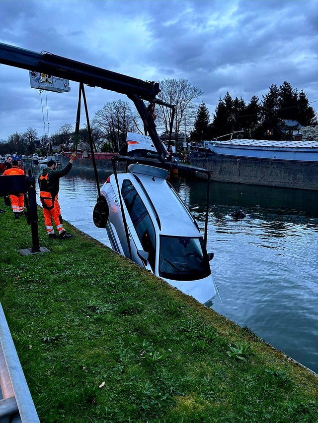 Auto belandt in Leuvense Vaart “Bestuurder is razendsnel op het dak