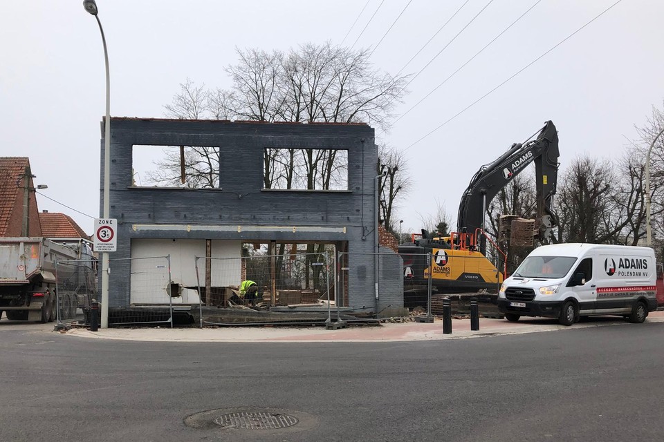 De afbraak van een voormalig café in de Schransdriesstraat in Beerse is volop aan de gang.
