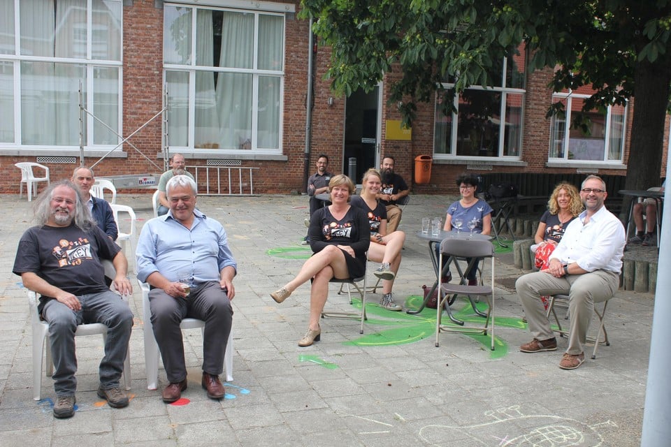 De coronamaatregelen tijdens de concerten zijn grotendeels dezelfde als afgelopen zomer, toen ’t Ey met kleurrijke tekeningen de bubbels aanduidde, zegt Dirk Van der Speeten (vooraan links).