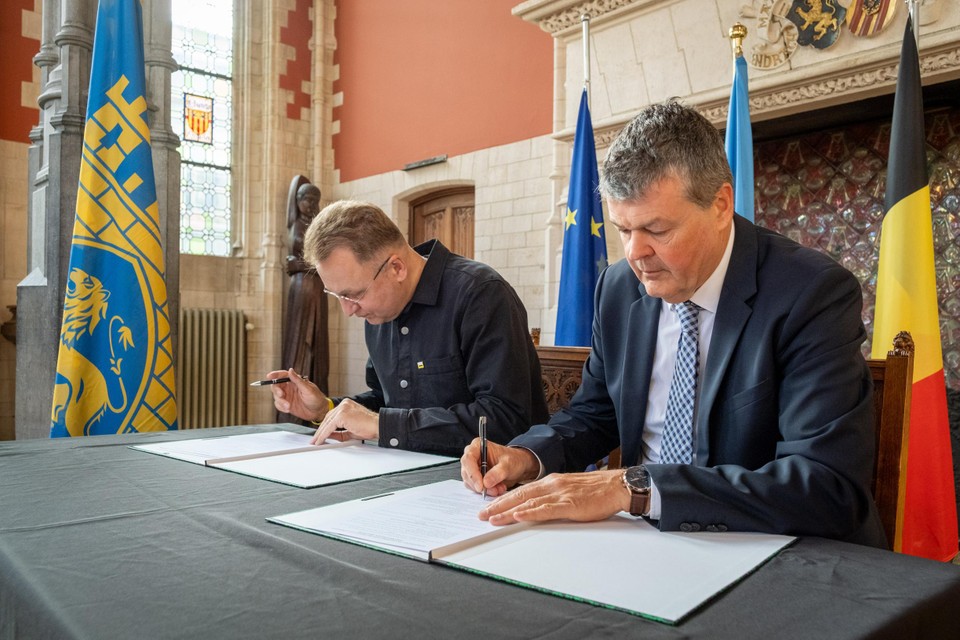 Burgemeesters Bart Somers en Andriy Sadovyi ondertekenen hun stedenband.