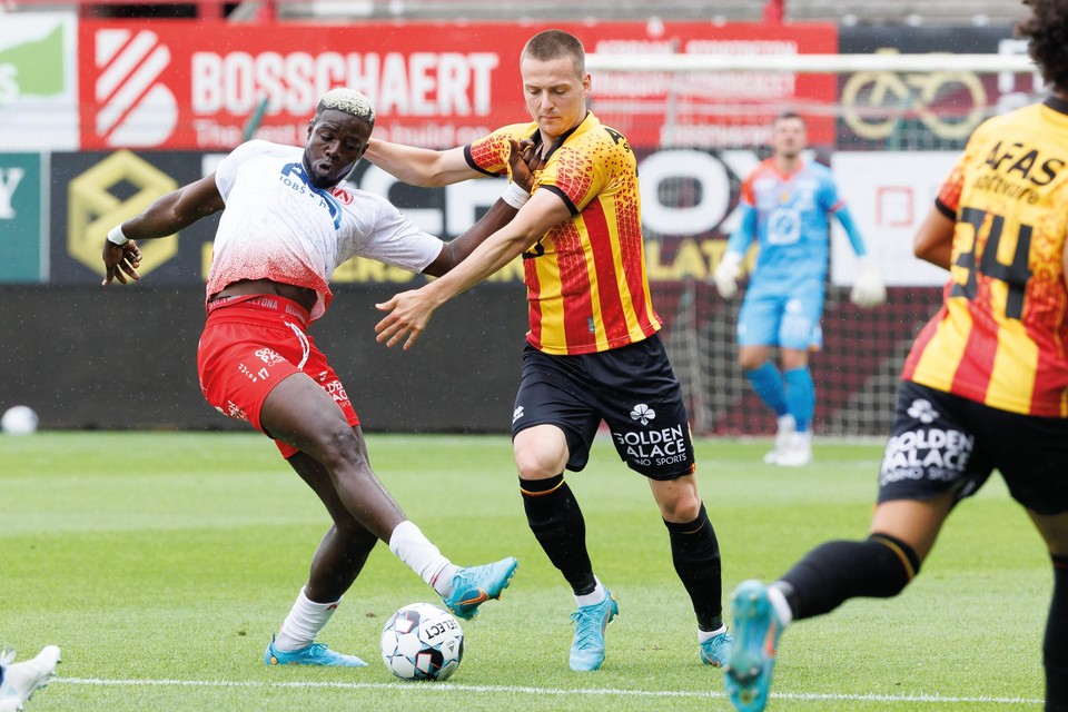 Dimitri Lavalée is een centrale verdediger die houdt van  contact, agressief spel en het opzoeken van duels.