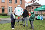 thumbnail: Schepen Gabriella De Francesco, Voorzitter van de Gezinsbond Jeroen Sleurs en Luc Goossens van de afdeling Mechelen.