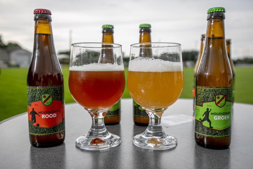 Links het bier Molezonen Rood met lichte aardbeientoets, rechts de krachtige tripel Molezonen Groen. 