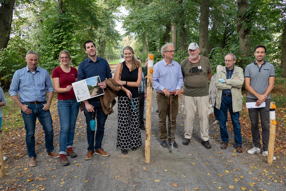 Districtsburgemeester van Deurne, Tjerk Sekeris (N-VA) met een grondboor in de hand tijdens de knip van de Boze Dreef.