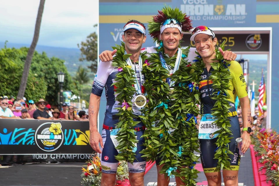 Jan Frodeno (midden) won in 2019 de Ironman van Hawaï in een nieuw parcoursrecord 