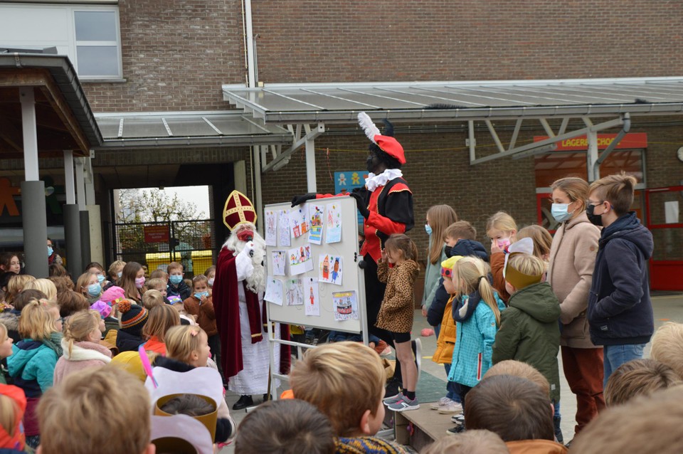 De winnaars van de tekenwedstrijd mochten even op het podium komen.
