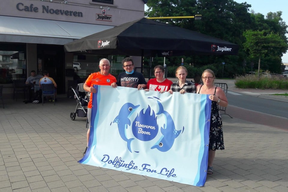 Drijvende kracht Guy Apers (links) en enkele vrijwilligers van Dolfijntje for Life.