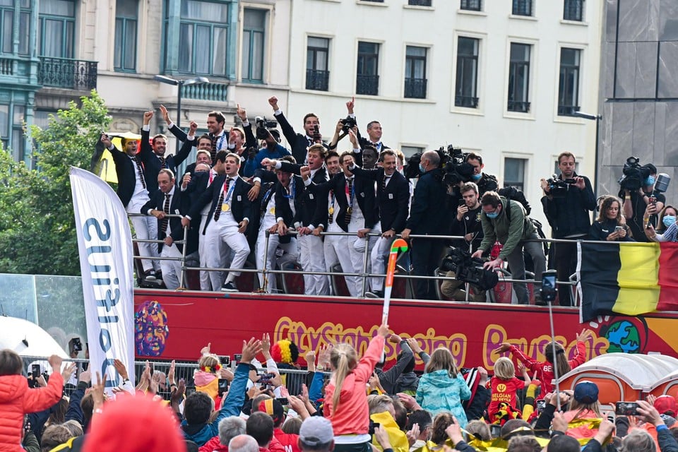 Massale belangstelling na hun terugkeer uit Tokio voor de gouden Red Lions.