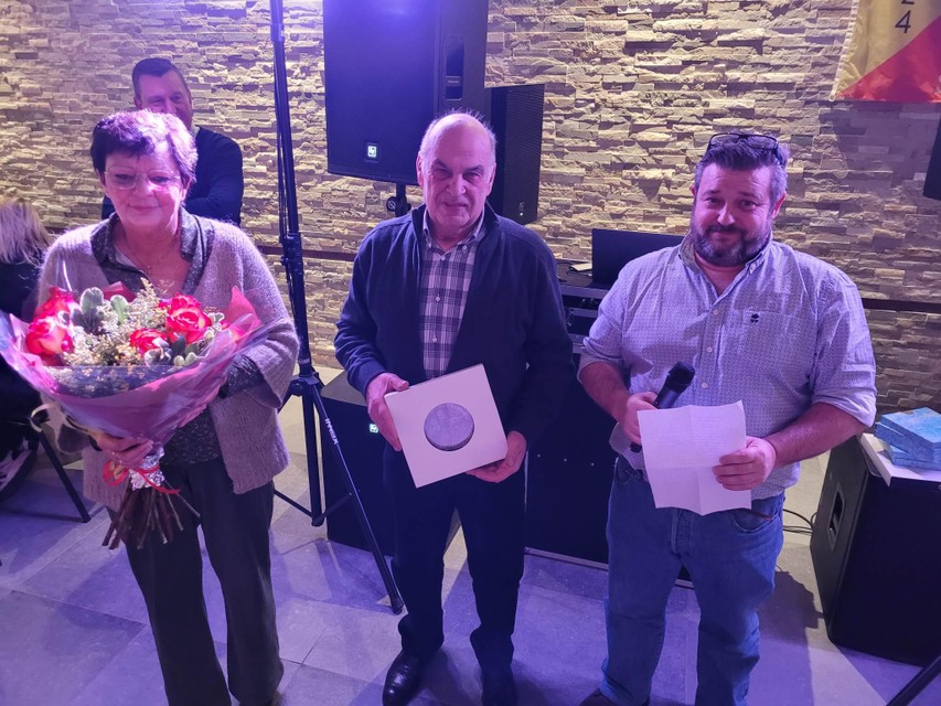 Jubilerend lid Cois Gommeren, met voorzitter Rune Bastiaenssens en zijn vrouw Rita die de bloemen mocht ontvangen, als dank voor vele decennia inzet voor de vereniging.