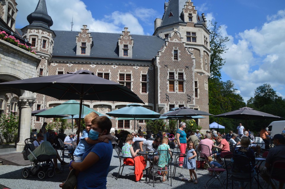 Het gezellige binnenplein van het kasteel.