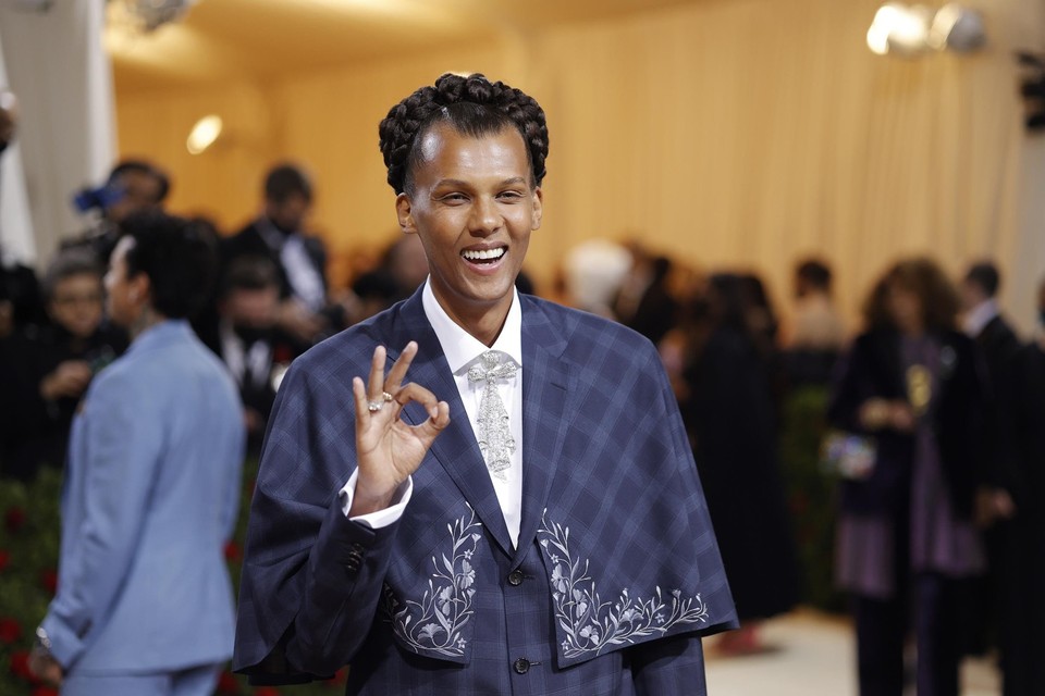 Stromae vindt alles dik oké op de rode loper van het Met gala in New York