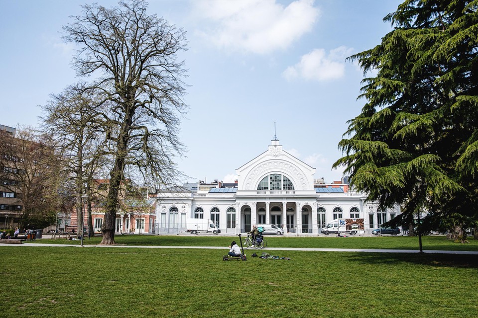 Het Harmoniepark: het kloppend hart van de Harmoniewijk met feestzaal De Harmonie en links ervan de oranjerie.