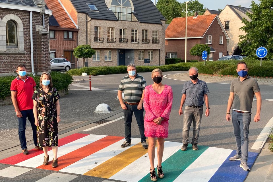 Burgemeester en schepencollege op het regenboogzebrapad in de Achterstraat.