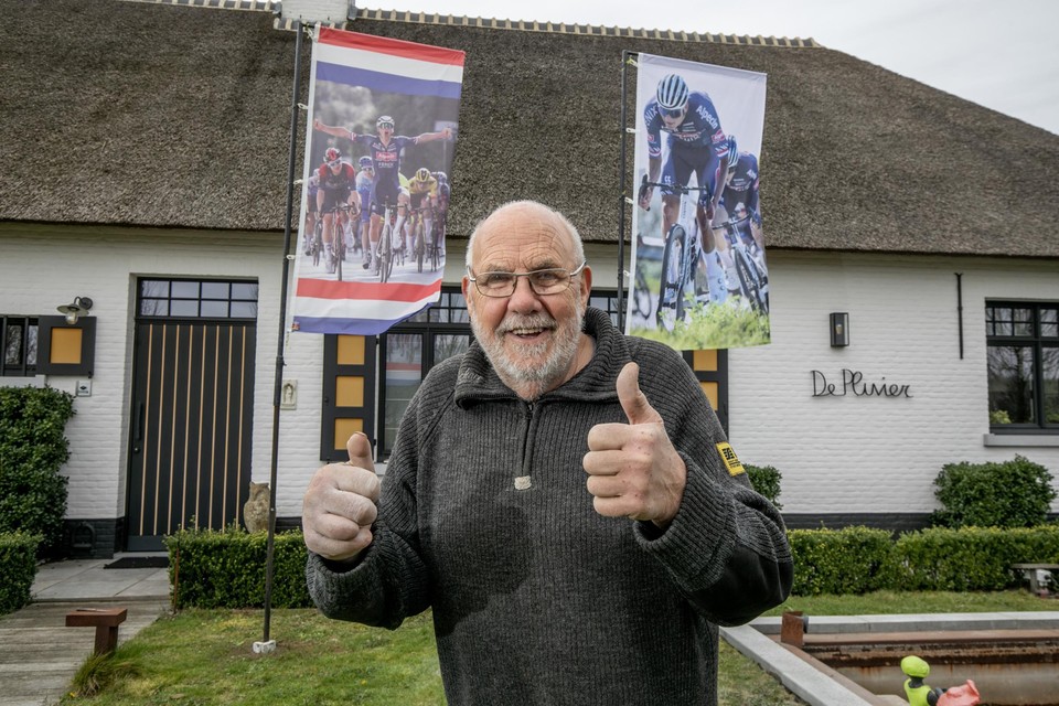 Frans Grigorieff, superfan van Mathieu van der Poel, met de twee wapperende vlaggen voor zijn woning aan de Boskant.
